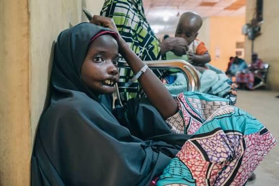 Jeune fille en situation de handicap au sein de sa communauté